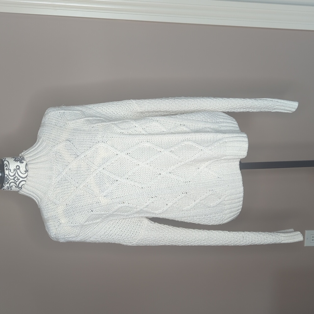 Size M Artisan NY cable knit sweater